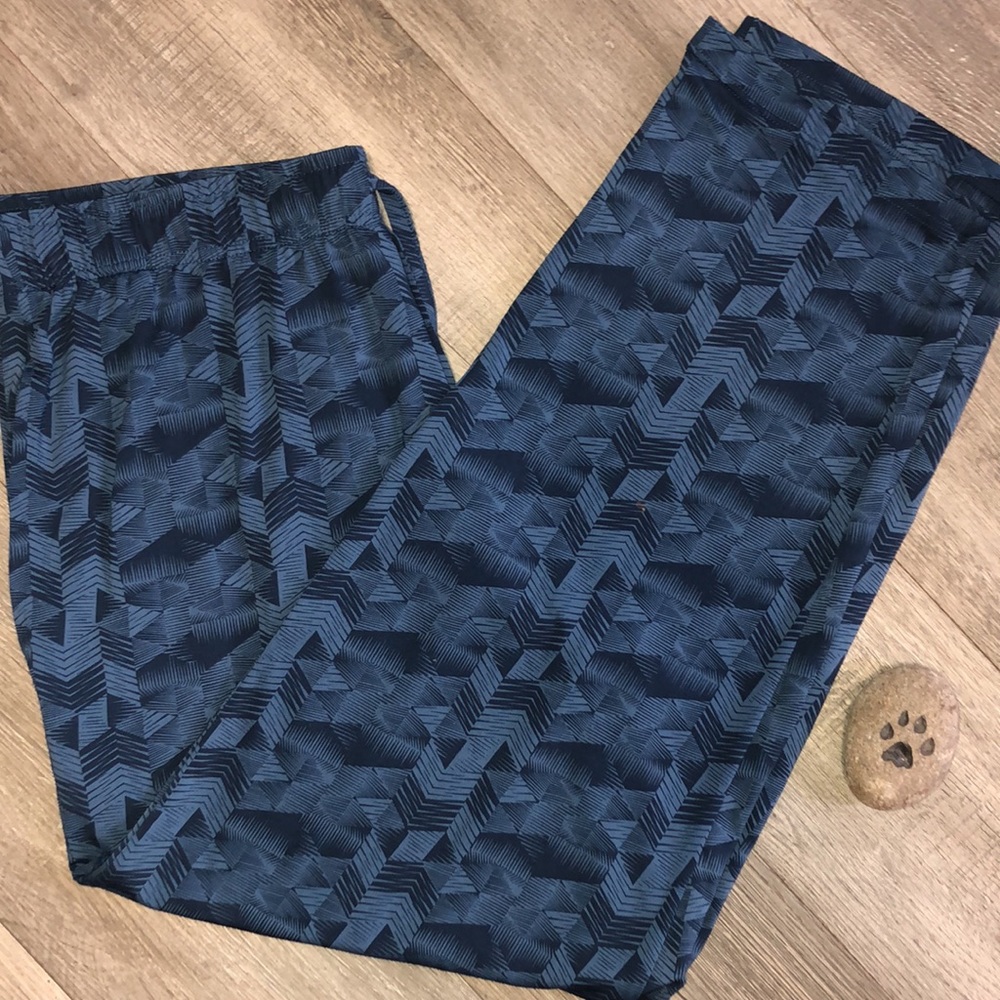 Men’s soft dark blue pajamas  size large with lots of stretch.